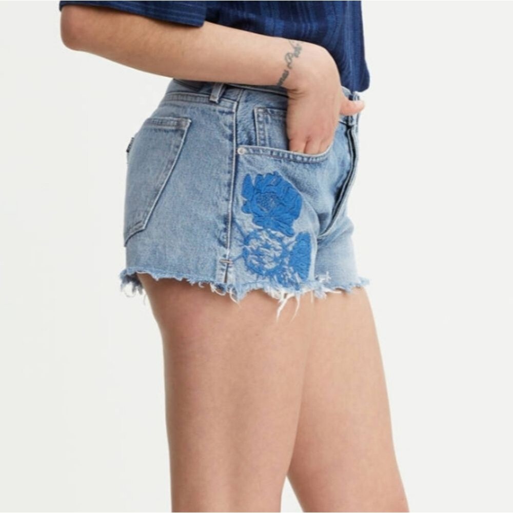 🍒NWT🍒 LEVI'S EMBROIDERED HIGH RISE SHORTS - Picture 3 of 11